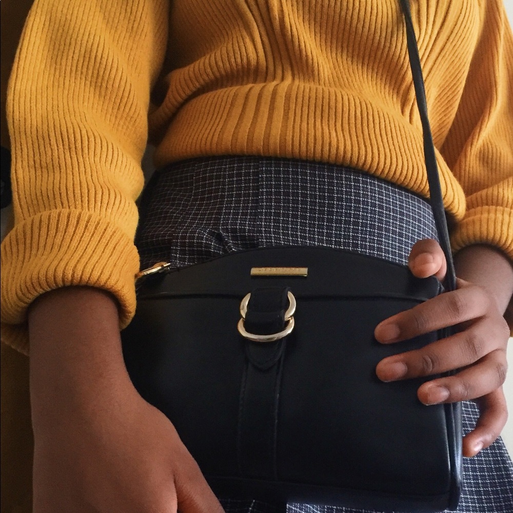 Liz Claiborne Black Messenger Bag
Vegan🌱Leather - Picture 1 of 4